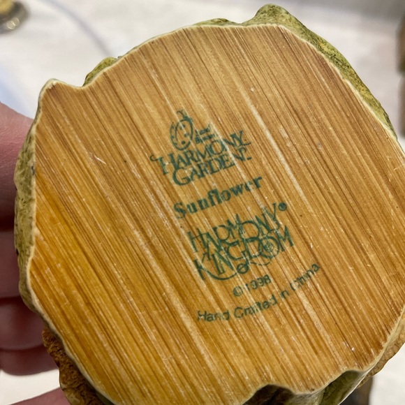 Lord Byron's Harmony Kingdom Garden Sunflower with butterfly, 3” x 4”, Lidded - Picture 8 of 9